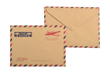 Beyaz zemin üzerinde izole kahverengi eski kağıt zarf