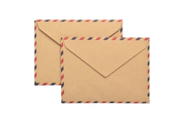 Beyaz zemin üzerinde izole kahverengi eski kağıt zarf