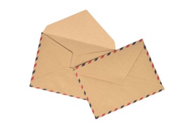 Beyaz zemin üzerinde izole kahverengi eski kağıt zarf