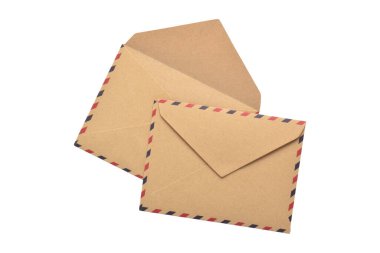 Beyaz zemin üzerinde izole kahverengi eski kağıt zarf