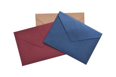 Beyaz arkaplanda izole edilmiş üç harf zarfı, üst görünüm