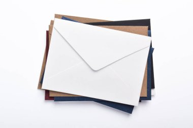 Beyaz arkaplanda, üst görünümde farklı kağıt zarfları yığını