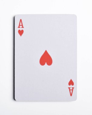 Beyaz arkaplanda izole edilmiş kalplerin as oyunu kartı