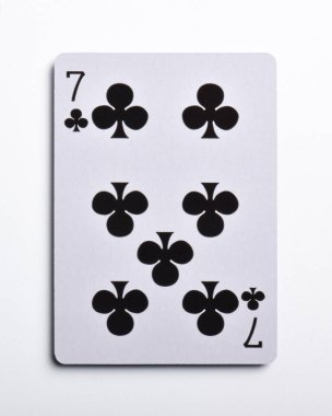 yedi kulüpleri oyun kağıdı, beyaz zemin üzerine izole