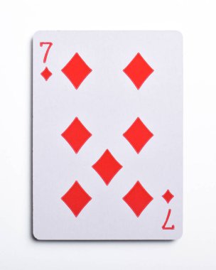 yedi tane elmas beyaz zemin üzerine izole kart,