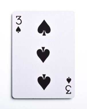 spades iskambil izole beyaz zemin üzerine, üçü