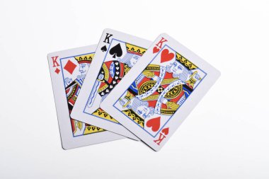 Beyaz arkaplanda izole edilmiş üç kralın oyun kartları