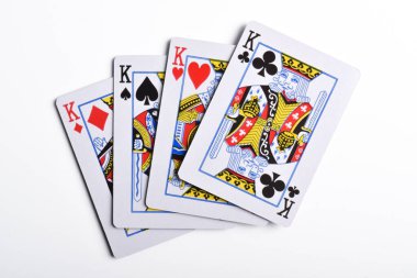 Beyaz arkaplanda izole edilmiş dört kralın oyun kartları