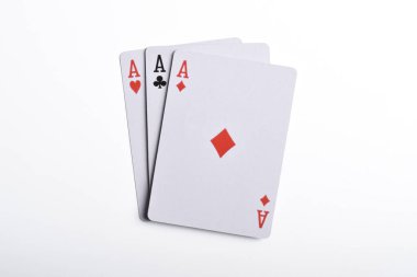 Beyaz arkaplanda izole edilmiş kart oynayan üç as kümesi