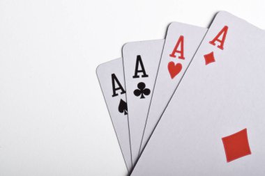 Beyaz arkaplanda izole edilmiş dört as oyun kartlarını kapat