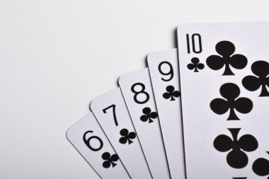 Beyaz arkaplanda izole edilmiş oyun kartlarının kapatılması