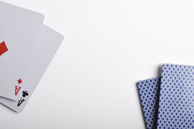 Beyaz arkaplanda izole edilmiş ve kopyalama alanı olan iki as.