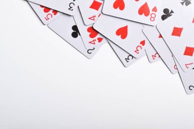 Beyaz arka planda izole edilmiş, düz bir zeminde iskambil oynamak. Metin için boşluk