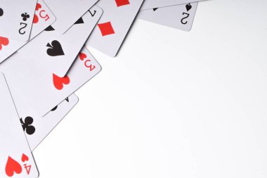 Beyaz arka planda izole edilmiş, düz bir zeminde iskambil oynamak. Metin için boşluk