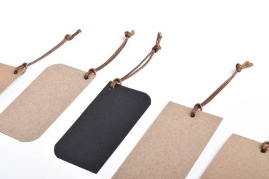 Beyaz arka planda izole edilmiş çeşitli boş el işi kağıt etiketleri veya kumaş etiketleri. Alışveriş, satış konsepti, kara Cuma indirimi..