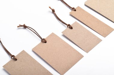 Beyaz arka planda izole edilmiş çeşitli boş el işi kağıt etiketleri veya kumaş etiketleri. Alışveriş, satış konsepti, kara Cuma indirimi..