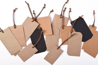 Beyaz arka planda izole edilmiş çeşitli boş el işi kağıt etiketleri veya kumaş etiketleri. Alışveriş, satış konsepti, kara Cuma indirimi..