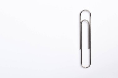 Beyaz arkaplanda gümüş ataç izole edildi, üst görünüm