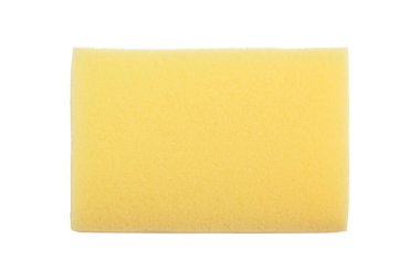 Mutfakta bulaşık yıkamak için sarı sünger beyaz arka planda izole edilmiş..