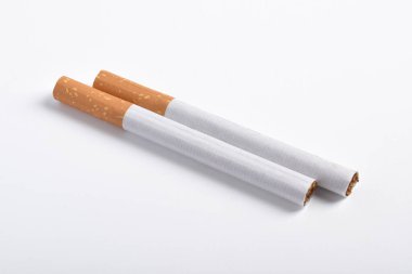 Beyaz arka planda izole edilmiş iki sigara.