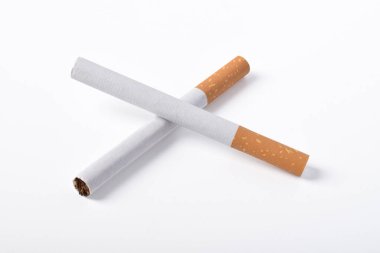 Beyaz arka planda izole edilmiş iki sigara.