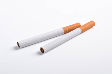 Beyaz arka planda izole edilmiş iki sigara.