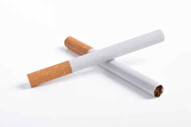 Beyaz arka planda izole edilmiş iki sigara.