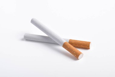 Beyaz arka planda izole edilmiş iki sigara.