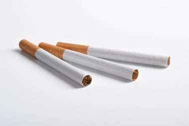 Beyaz arka planda izole edilmiş sigara. Tütün tüttürüyor. Nikotin. Kötü alışkanlık.