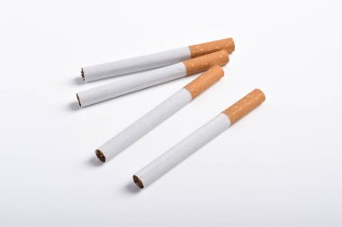 sigaralar beyaz arkaplanda izole