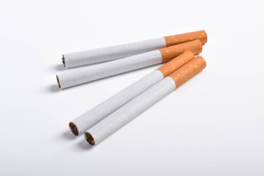 sigaralar beyaz arkaplanda izole