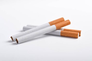 sigaralar beyaz arkaplanda izole