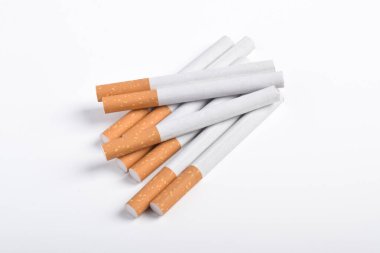Beyaz arka plan üzerinde izole sigara yığını