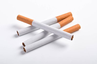 Beyaz arka plan üzerinde izole sigara yığını