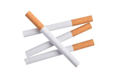 Beyaz arka planda izole sigara yığını, üst görünüm