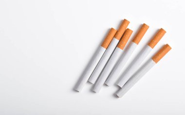 Beyaz arkaplanda filtresi olan sigaralar izole edildi