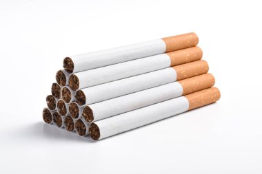 Beyaz arkaplanda filtreli sigara yığını