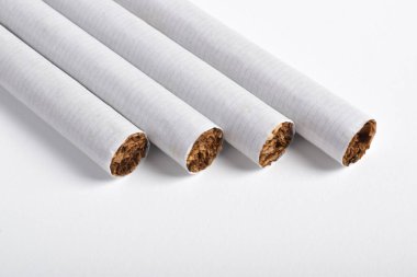 sigaralar beyaz arkaplanda izole