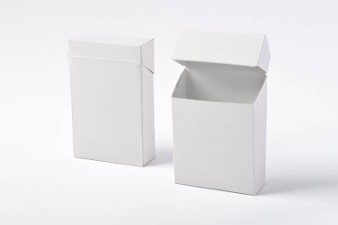 Beyaz arka planda izole edilmiş sigara kutularının ya da paketlerin ön ve arka manzarası. Kesme yolu. Tasarımınız için şablon.