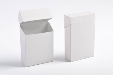 Beyaz arka planda izole edilmiş sigara kutularının ya da paketlerin ön ve arka manzarası. Kesme yolu. Tasarımınız için şablon.
