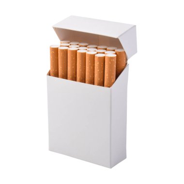 Beyaz arka planda izole edilmiş sigara paketleri