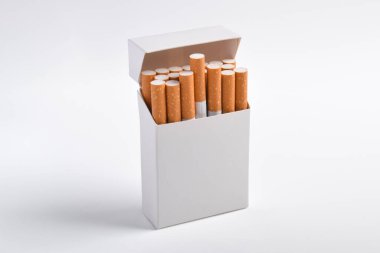 sigara kutusu beyaz arkaplanda izole