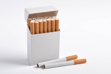 Beyaz arkaplanda izole edilmiş sigara paketi