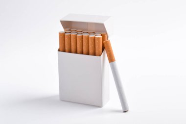 Beyaz arkaplanda izole edilmiş sigara paketi