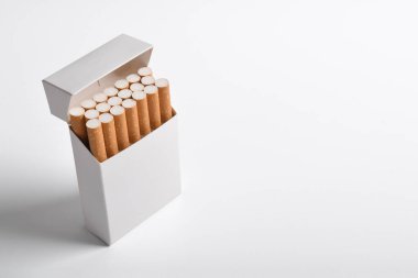 Beyaz arka planda izole edilmiş bir sigara kutusu