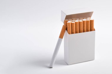 Beyaz arkaplanda izole edilmiş sigara paketi
