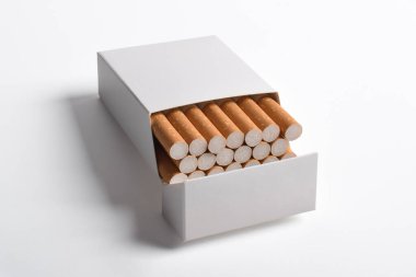Beyaz arkaplanda izole edilmiş sigara paketi