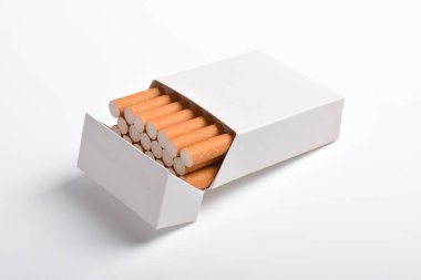 Beyaz arkaplanda izole edilmiş sigara paketi