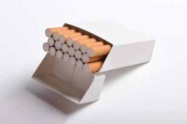 Beyaz arkaplanda izole edilmiş sigara paketi