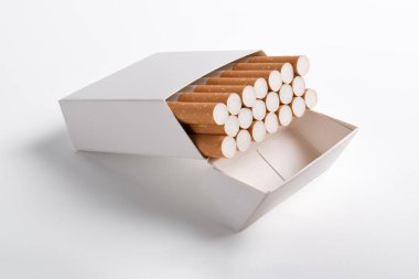 Beyaz arkaplanda izole edilmiş sigara paketi